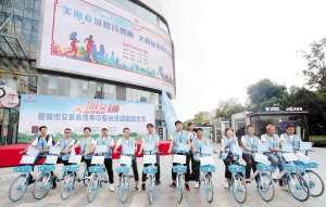 5志愿者們積極響應(yīng)昆明市開展“文明交通 從我做起”交通秩序集中整治活動。記者李海曦?cái)z