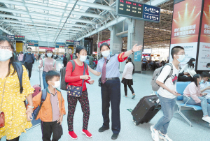 7志愿者在火車站內(nèi)為旅客指路。 記者李海曦?cái)z