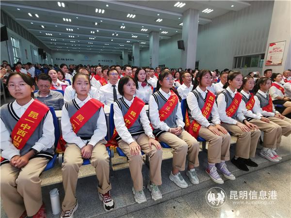 師生歡聚一堂慶祝教師節(jié)。