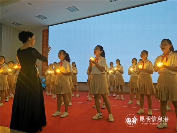 學(xué)生捧燈合唱。