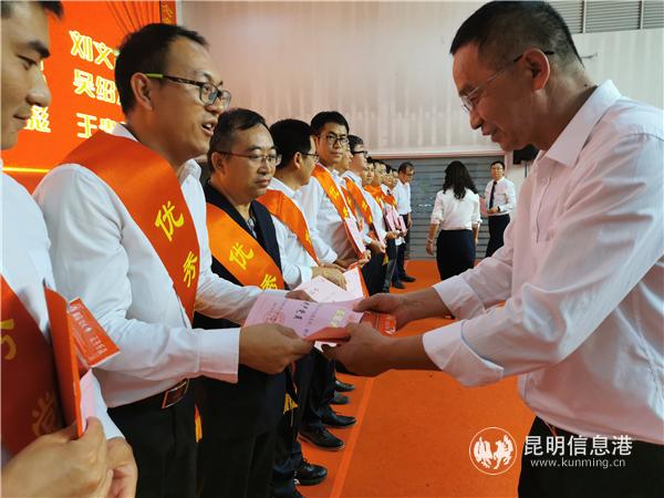 校領(lǐng)導(dǎo)為獲獎老師頒獎。