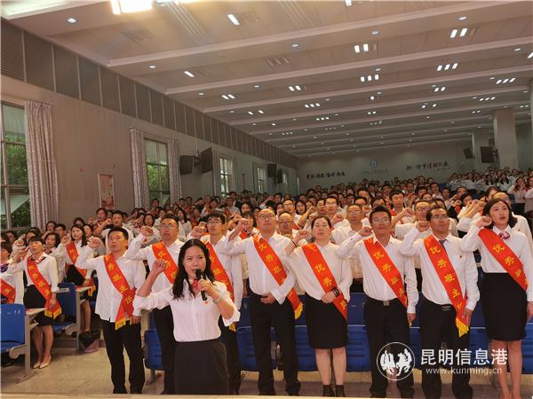 昆一中黨委書記、昆一中西山學(xué)校校長高富英帶領(lǐng)全體教師進(jìn)行宣誓。