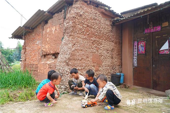 5 村口玩耍的小孩