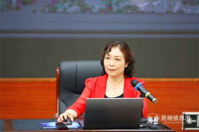 中共云南省委黨校(云南行政學院)民族和文化教研部主任、中國應急管理協(xié)會會員、云南省傳統(tǒng)道德研究會副秘書長、云南省孔子學術研究會副會長樊泳湄教授