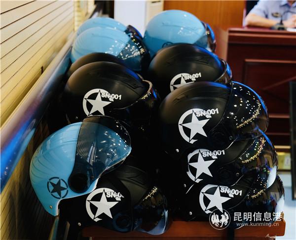 捐贈的安全頭盔。記者徐毅杰攝