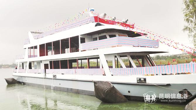 云南第一艘雙體純電推進(jìn)船正式下水。