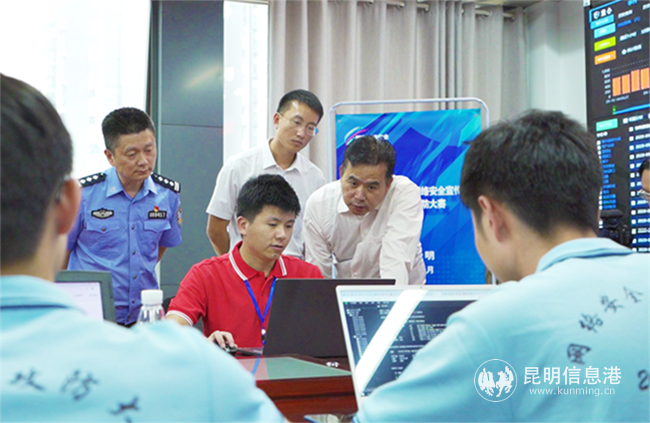 昆明市委宣傳部副部長(zhǎng)、市委網(wǎng)信辦主任陳波一行參觀攻防大賽現(xiàn)場(chǎng)