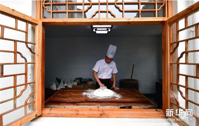 2 9月13日，在河南省商丘市夏邑縣太平鎮(zhèn)聶陳樓村，張旭用麥芽糖漿和面。新華社記者 馮大鵬 攝