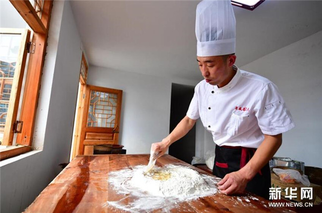 3 9月13日，在河南省商丘市夏邑縣太平鎮(zhèn)聶陳樓村，張旭用麥芽糖漿和面。新華社記者 馮大鵬 攝