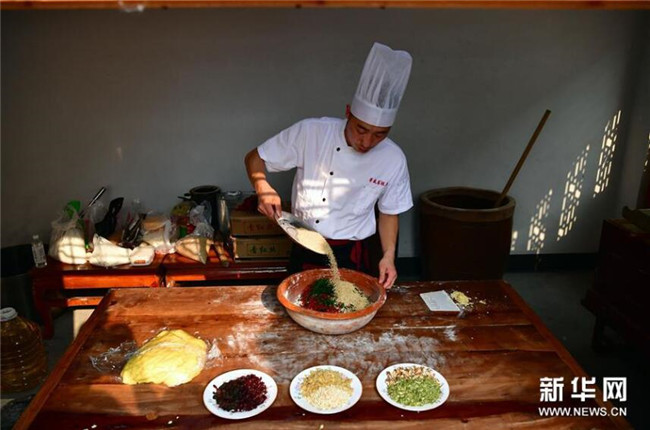 4 9月13日，在河南省商丘市夏邑縣太平鎮(zhèn)聶陳樓村，張旭在拌月餅餡。新華社記者 馮大鵬 攝