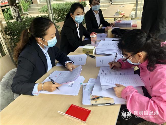 驗(yàn)房后，住戶進(jìn)行簽約登記。記者上官艷君攝