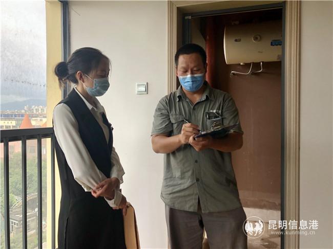 住戶在工作人員的引導(dǎo)下開始驗(yàn)房。記者上官艷君攝