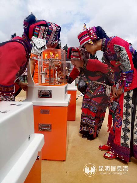 群眾體驗科普儀器