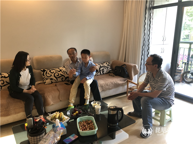 高飛副校長在黨員干部家中開展廉政家訪