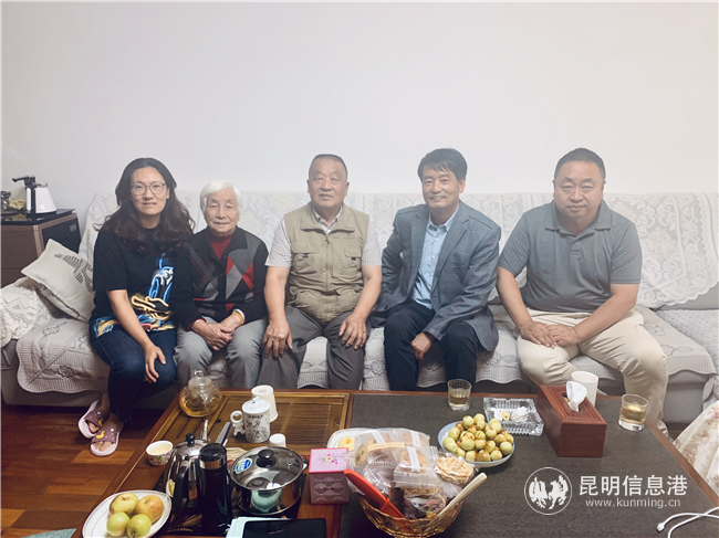 李光明副書記在黨員干部家中開展廉政家訪