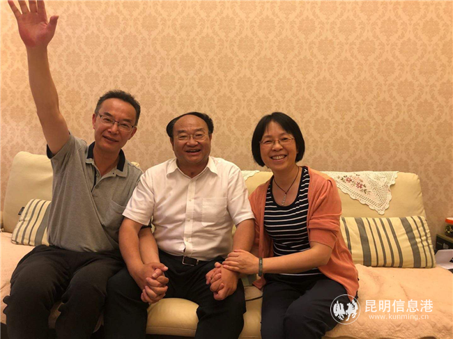 劉榮副書記在黨員干部家中開展廉政家訪