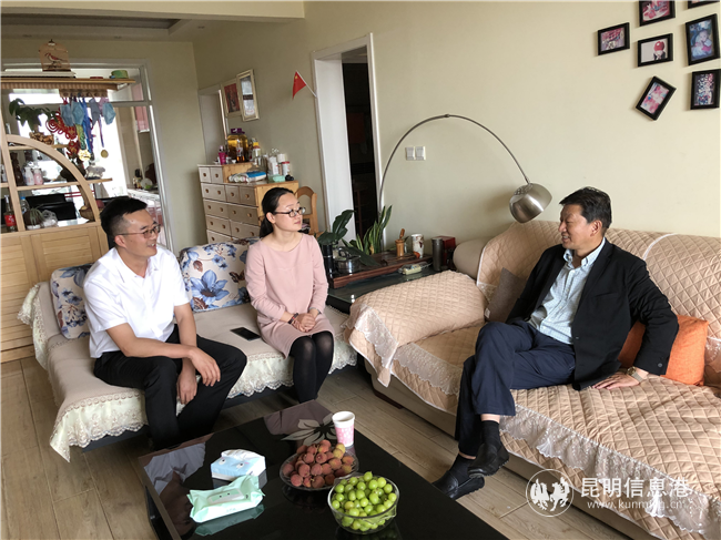 校黨委書記陳魯雁在黨員干部家中開展廉政家訪