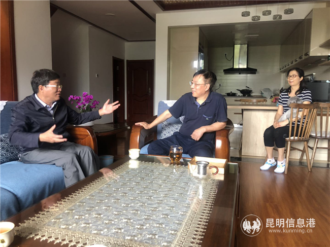 校長張橋貴在黨員干部家中開展廉政家訪