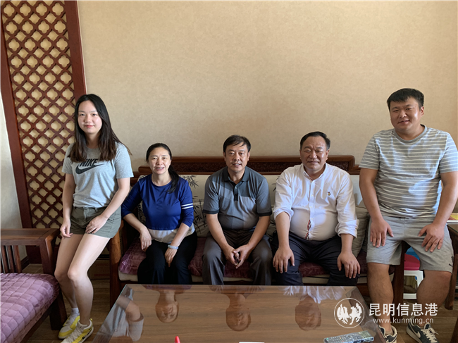 趙純副校長在黨員干部家中開展廉政家訪