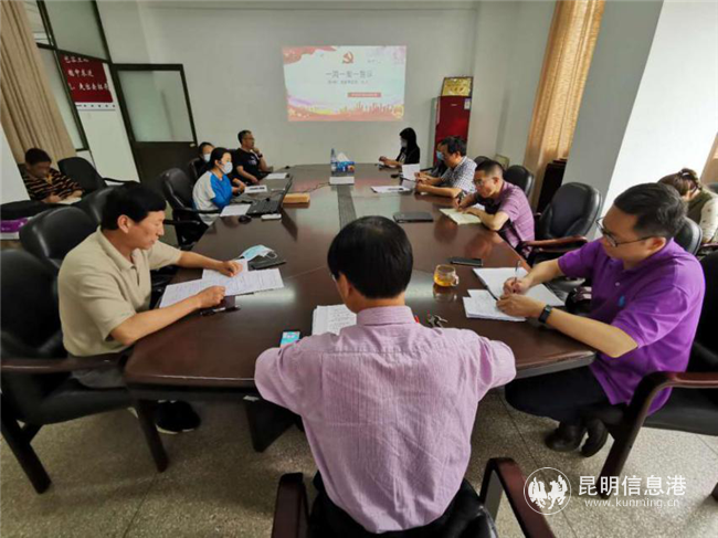 繼續(xù)教育學(xué)院組織全體黨員及全體教職工進行政治理論學(xué)習，并觀看“一周一案一警示”第四期廉政教育片“迷途難返的頭人”。