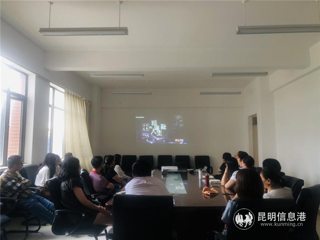 體育學(xué)院組織全體教工黨員學(xué)習觀看“一周一案一警示”第二期廉政教育警示片“理財高手的糊涂人生賬”。