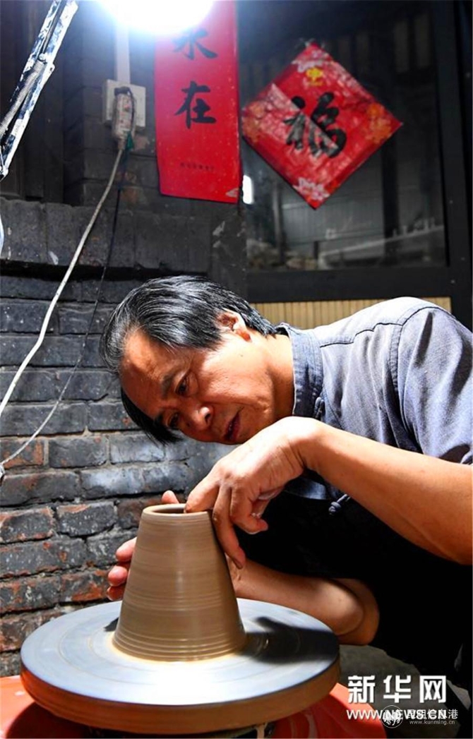 7在河南省鞏義市站街鎮(zhèn)小黃冶村的工作室里，游光明在拉坯（6月19日攝）。新華社記者 李安 攝