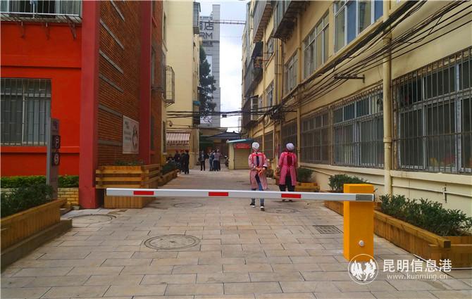 大院里加裝的消防道閘。記者江楓攝