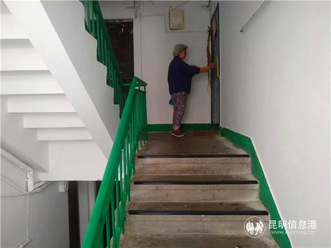 樓道重新進(jìn)行了粉刷，并加裝了防滑條。記者江楓攝