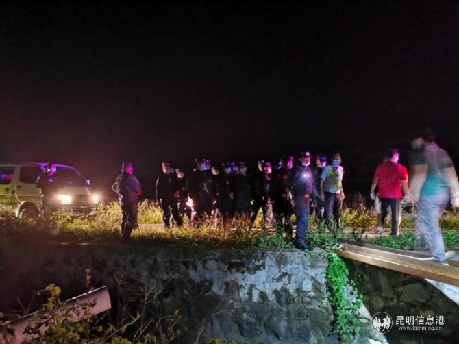 公安機關(guān)對界河等抵邊部位開展夜查行動。