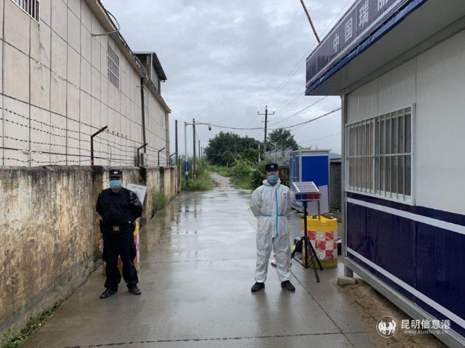 民警與衛(wèi)生部門協(xié)同配合，對出入人員進(jìn)行身體檢測和登記。