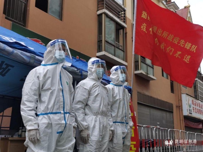 派出所成立戰(zhàn)疫先鋒隊，民警在小區(qū)值守。