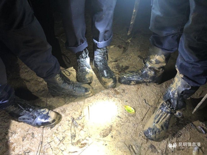 強化夜間巡邏防控，加大茂密樹林搜查。對邊境線24小時無死角、全覆蓋、常態(tài)化巡邏值守，堵住一切可能導(dǎo)致疫情輸入的漏洞。 (1)