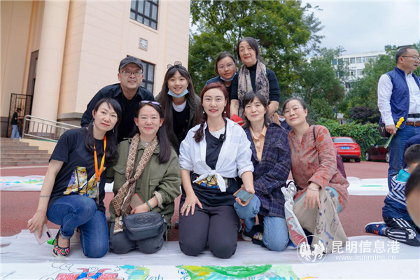 云南美術(shù)館公共藝術(shù)教育 百人百米大型兒童繪畫現(xiàn)場(chǎng) 學(xué)生、家長(zhǎng)和老師合影