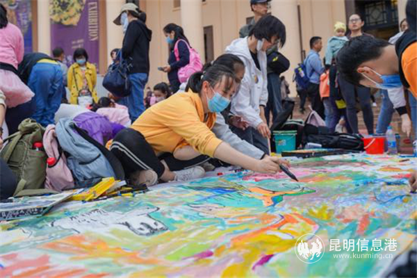 云南美術(shù)館公共藝術(shù)教育 百人百米大型兒童繪畫現(xiàn)場(chǎng)