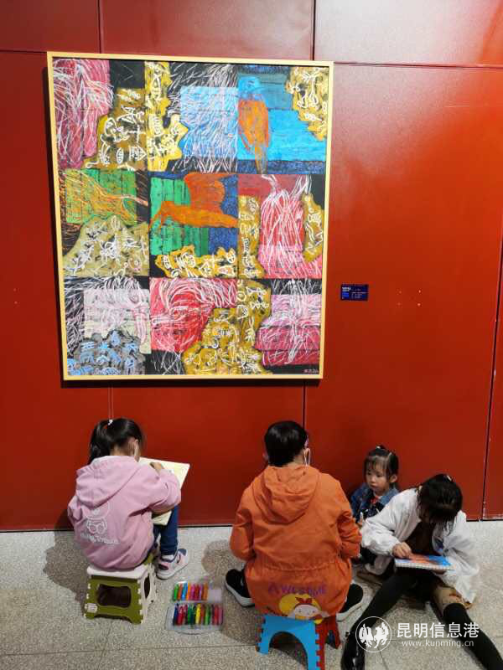 展覽現(xiàn)場 小朋友臨摹王馨曼展覽藝術(shù)作品 展覽現(xiàn)場 小朋友臨摹王馨曼展覽藝術(shù)作品