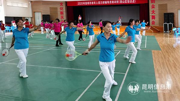 教練在西山區(qū)培訓(xùn)點(diǎn)指導(dǎo)學(xué)員練習(xí)