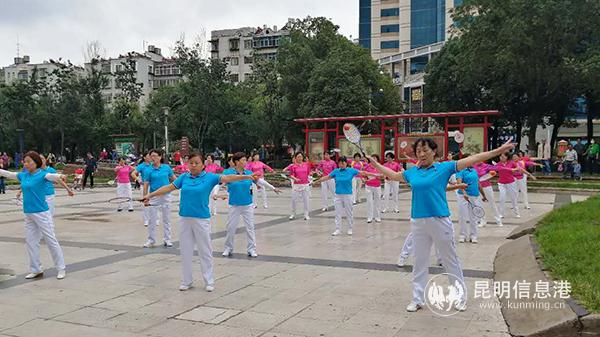 盤龍區(qū)培訓(xùn)點(diǎn)學(xué)員在認(rèn)真練習(xí)