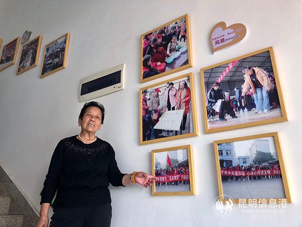 圖片1 徐麗芳老奶奶介紹她參加過的社區(qū)活動。記者譚石艷 攝