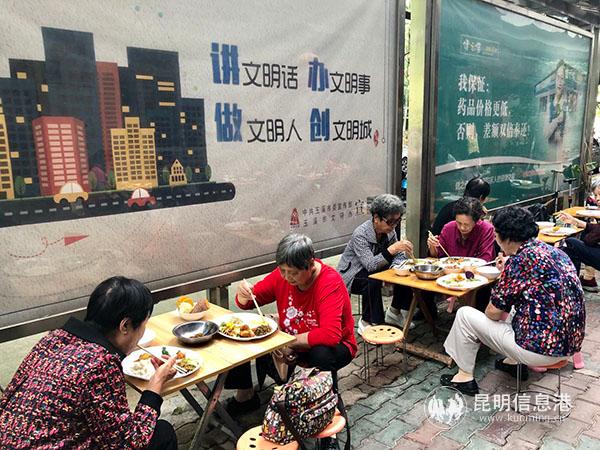 圖片3 老人持“助餐卡”在自助餐廳享用午餐。記者譚石艷 攝