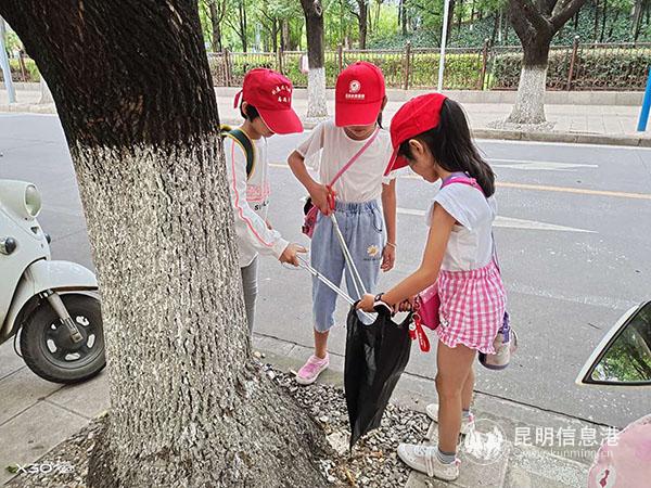 圖片5 小朋友參加社區(qū)活動去拾垃圾。葫田社區(qū)供圖