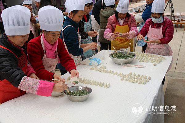 圖片6 社區(qū)老人一起包餃子 葫田社區(qū)供圖