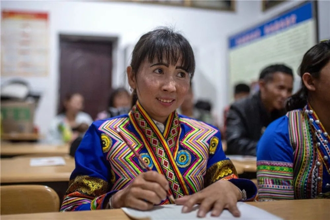 在云南省西雙版納傣族自治州勐海縣布朗山布朗族鄉(xiāng)曼囡村曼班三隊，娜四在村里上夜校（4月10日攝）。新華社記者 胡超 攝