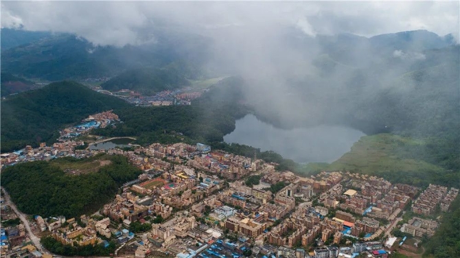 這是西盟佤族自治縣新縣城一景（2019年6月17日攝，無人機(jī)照片）。新華社記者 胡超 攝