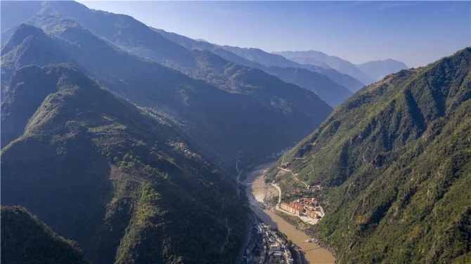 位于怒江邊的托坪村五湖易地扶貧搬遷安置點（4月15日攝，無人機(jī)照片）。新華社記者 江文耀 攝