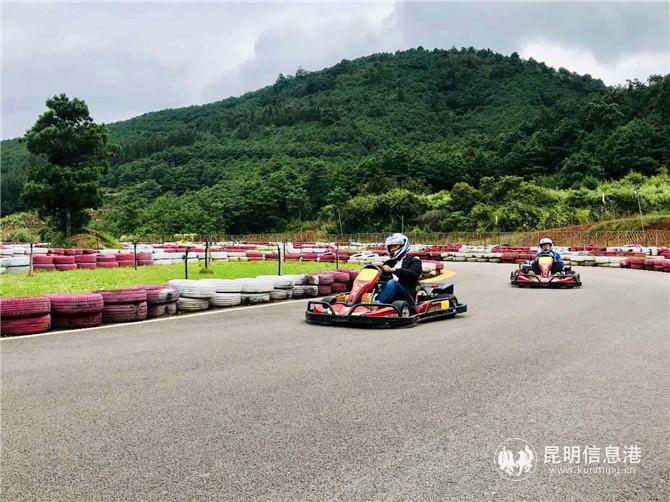 游客體驗(yàn)卡丁車(chē) 游客體驗(yàn)卡丁車(chē)