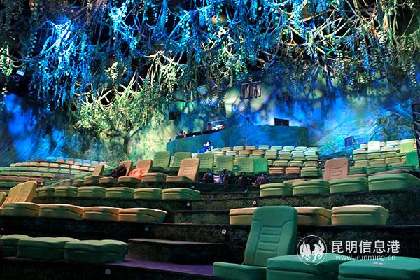 表演區(qū)內(nèi)景 記者張玉玲攝 表演區(qū)內(nèi)景 記者張玉玲攝