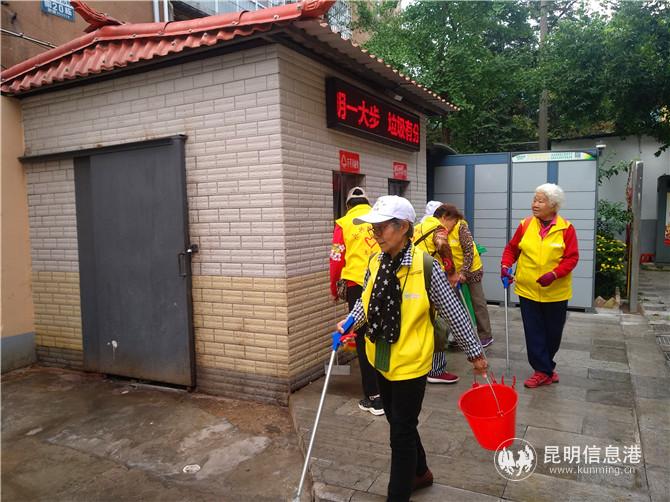 幫幫團(tuán)成員把撿拾到的垃圾送到智能垃圾房。記者江楓攝