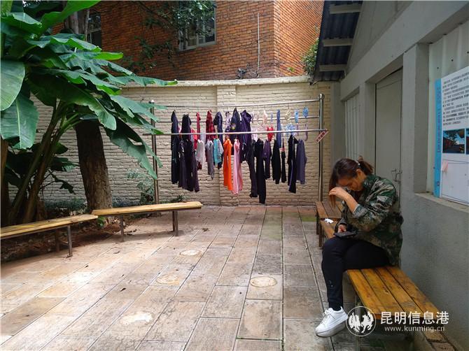 永興路社區(qū)統(tǒng)一安裝了戶外晾衣桿，方便居民晾曬衣物。記者江楓攝