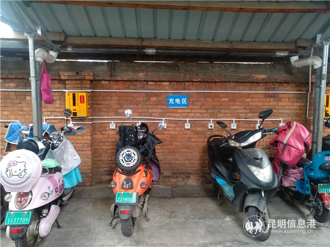 永興路社區(qū)的單車棚，安裝了智能充電設(shè)施。記者江楓攝