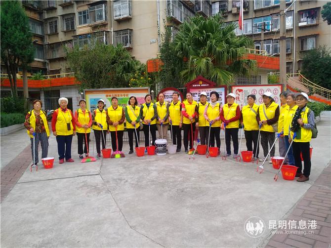 “永興幫幫團(tuán)”里的中老年朋友，舉行每天的“出征”儀式。記者江楓攝